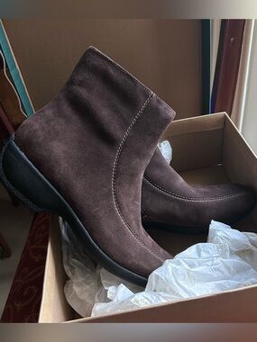 Clarks Women's Ashlyn Boot Size 7 Brown Suede Bootie Low Wedge Comfy Casual